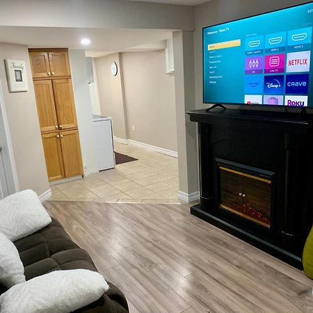 1 Room In A Cozy And Beautiful Basement グエルフ エクステリア 写真