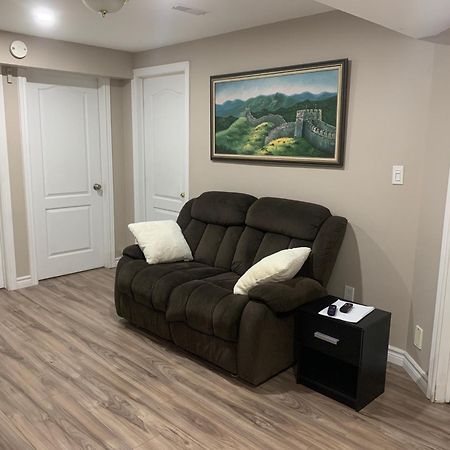1 Room In A Cozy And Beautiful Basement グエルフ エクステリア 写真
