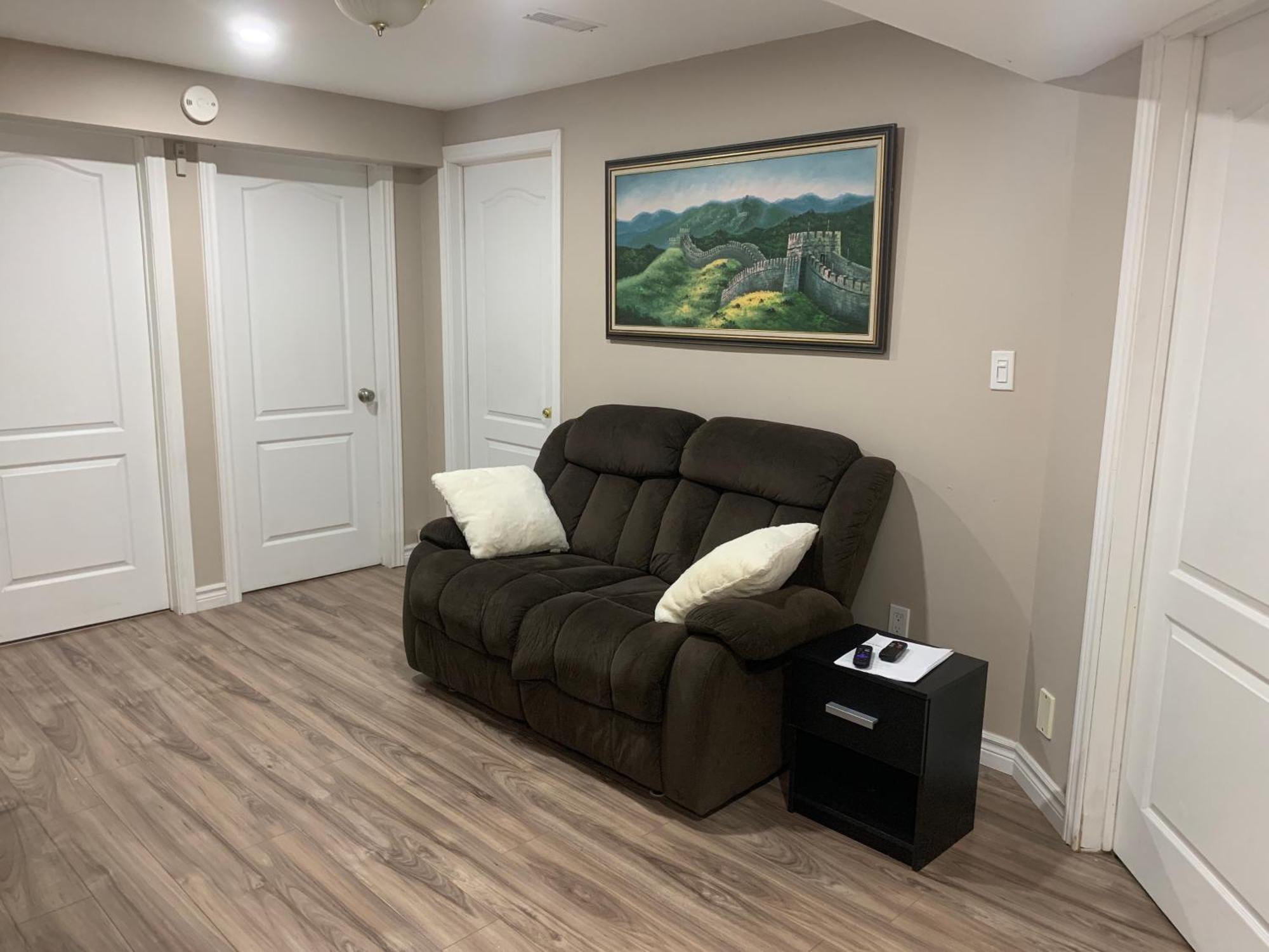 1 Room In A Cozy And Beautiful Basement グエルフ エクステリア 写真