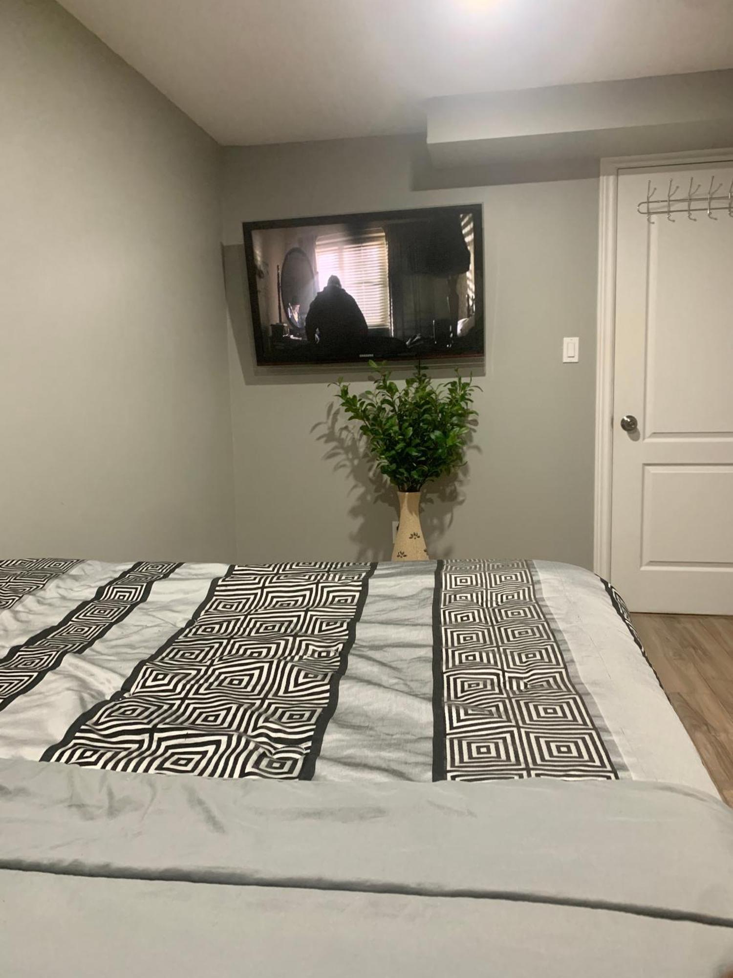 1 Room In A Cozy And Beautiful Basement グエルフ エクステリア 写真